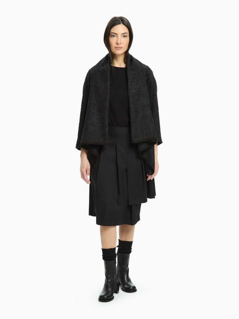 IXOS Capospalla dal design scultoreo NERO