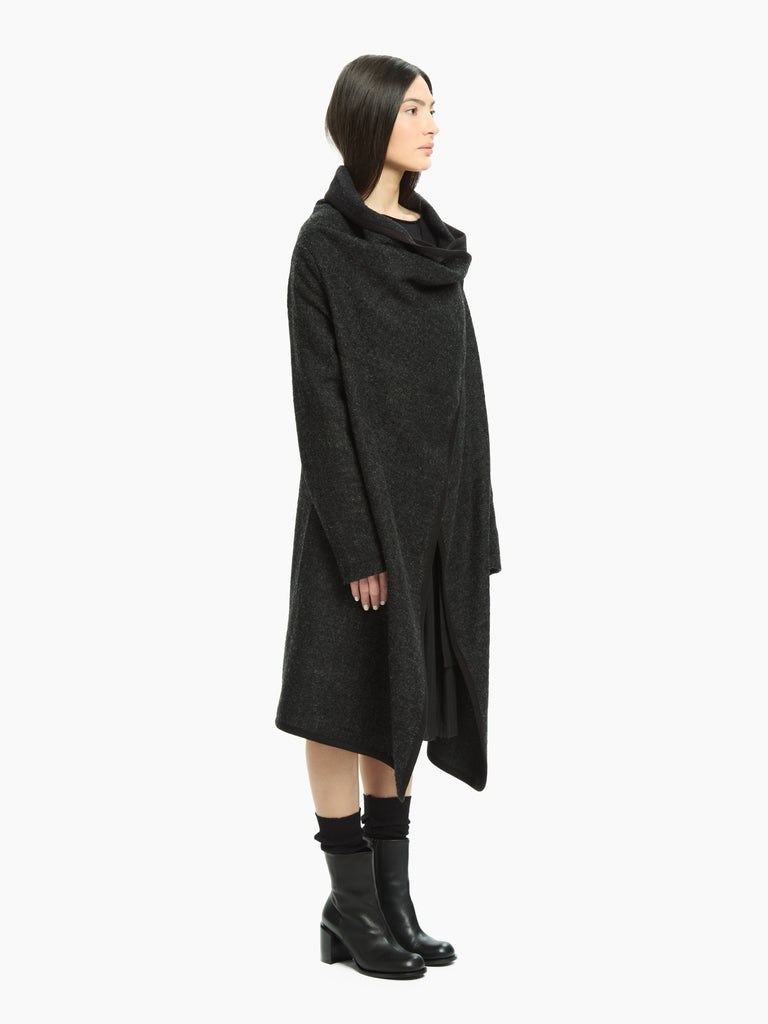 IXOS Capospalla dal design scultoreo NERO