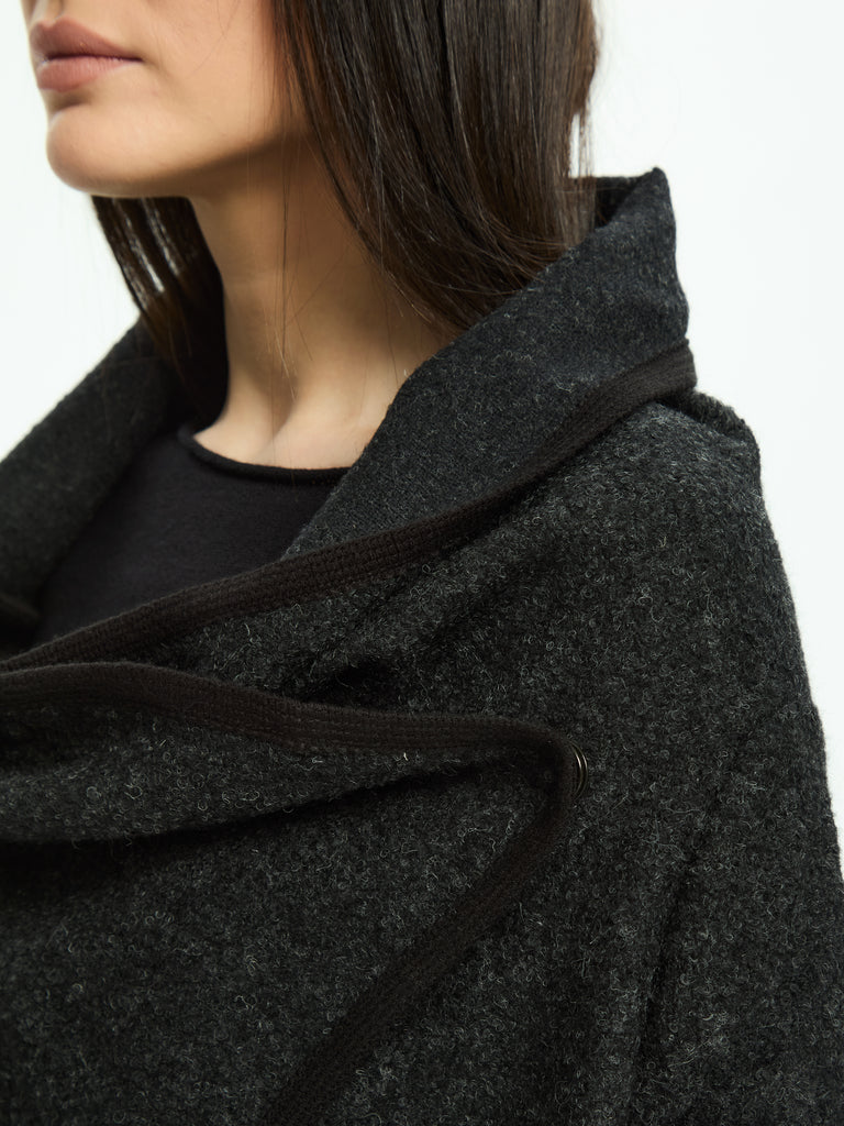 IXOS Capospalla dal design scultoreo NERO