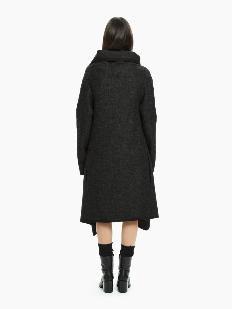 IXOS Capospalla dal design scultoreo NERO