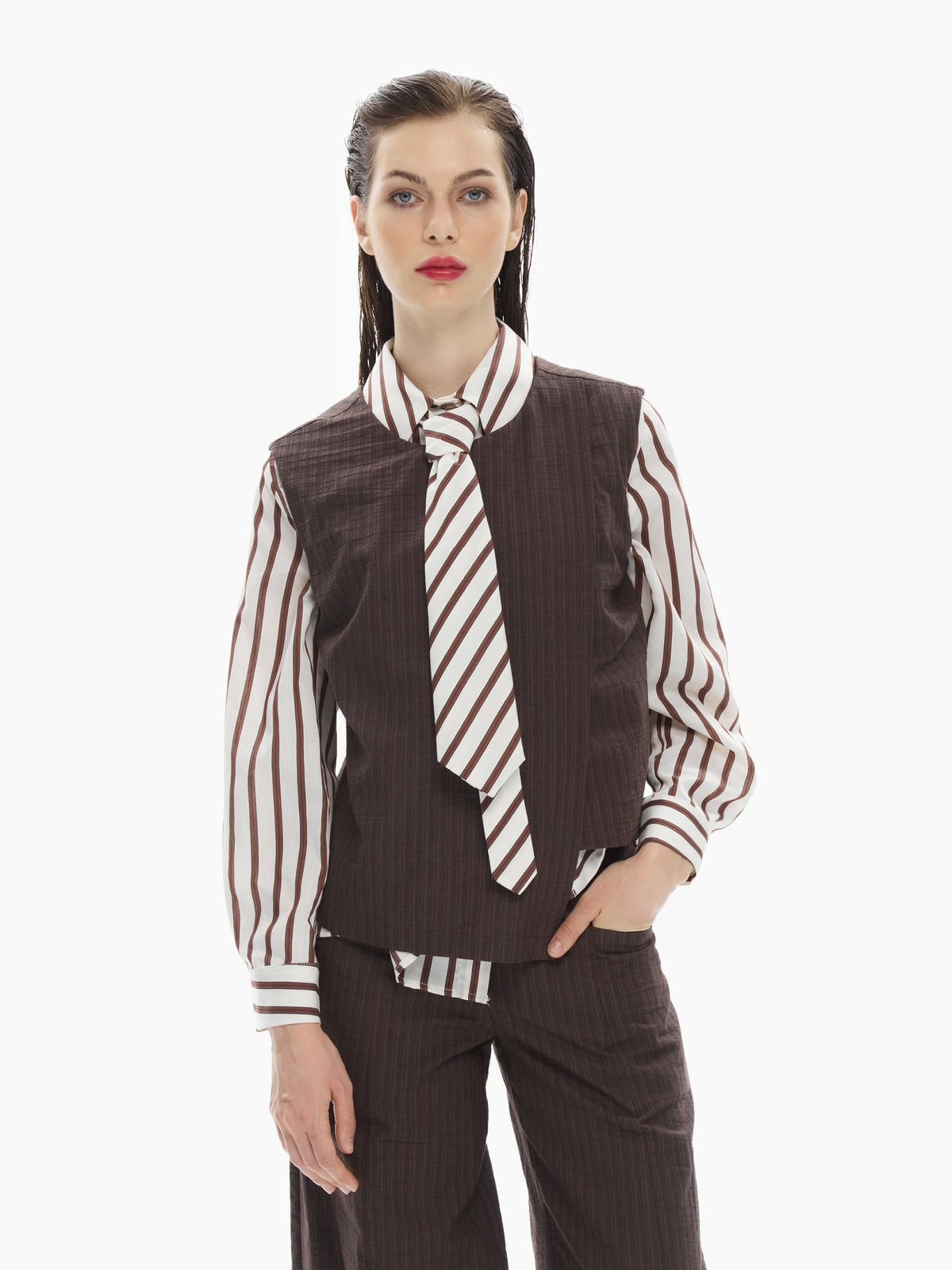 IXOS Gilet asimmetrico con bottoni sul retro MARRONE